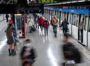 La ligne L5 du métro de Barcelone sera renforcée aux heures de pointe pour répondre à l&rsquo;augmentation du nombre d&rsquo;usagers due à la crise des Rodalies