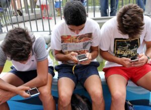 Les jeunes issus de classes défavorisées qui abusent des réseaux sociaux ont 10% de problèmes psychologiques en plus