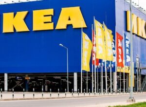 Une employée d&rsquo;Ikea ​​est licenciée pour avoir publié des vidéos sur Facebook dans lesquelles elle traite l&rsquo;entreprise de « merde » et ses patrons de « connards ».