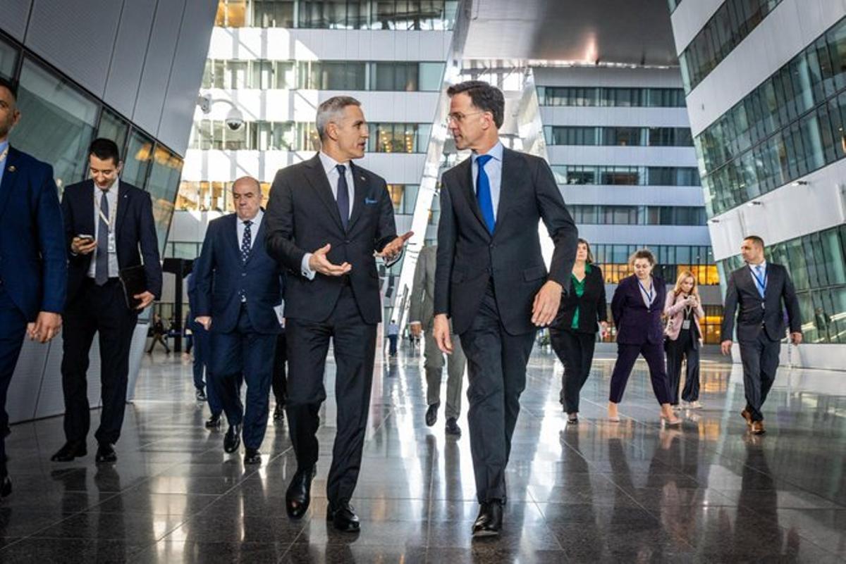 L’intérieur dystopique du siège de l’OTAN à Bruxelles. Sur la photo, le secrétaire général Mark Rutte avec le Premier ministre bulgare Andrey Burov, le 19 mars.