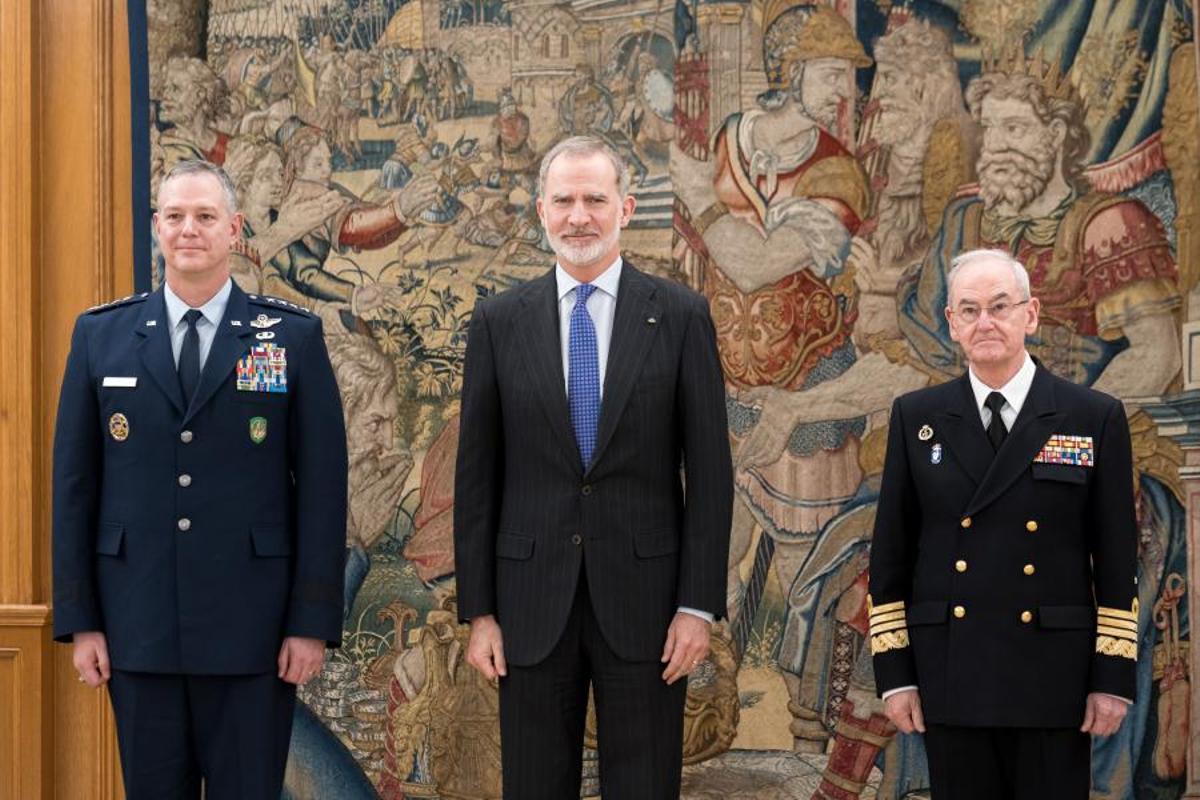 Dernière visite reçue en Espagne d'un chef militaire de l'Alliance atlantique. Alexus G. Grynkewich, commandant suprême des forces alliées (à gauche), avec le roi et le chef d'état-major de la défense, Teodoro Esteban López Calderón, le 25 mars.
