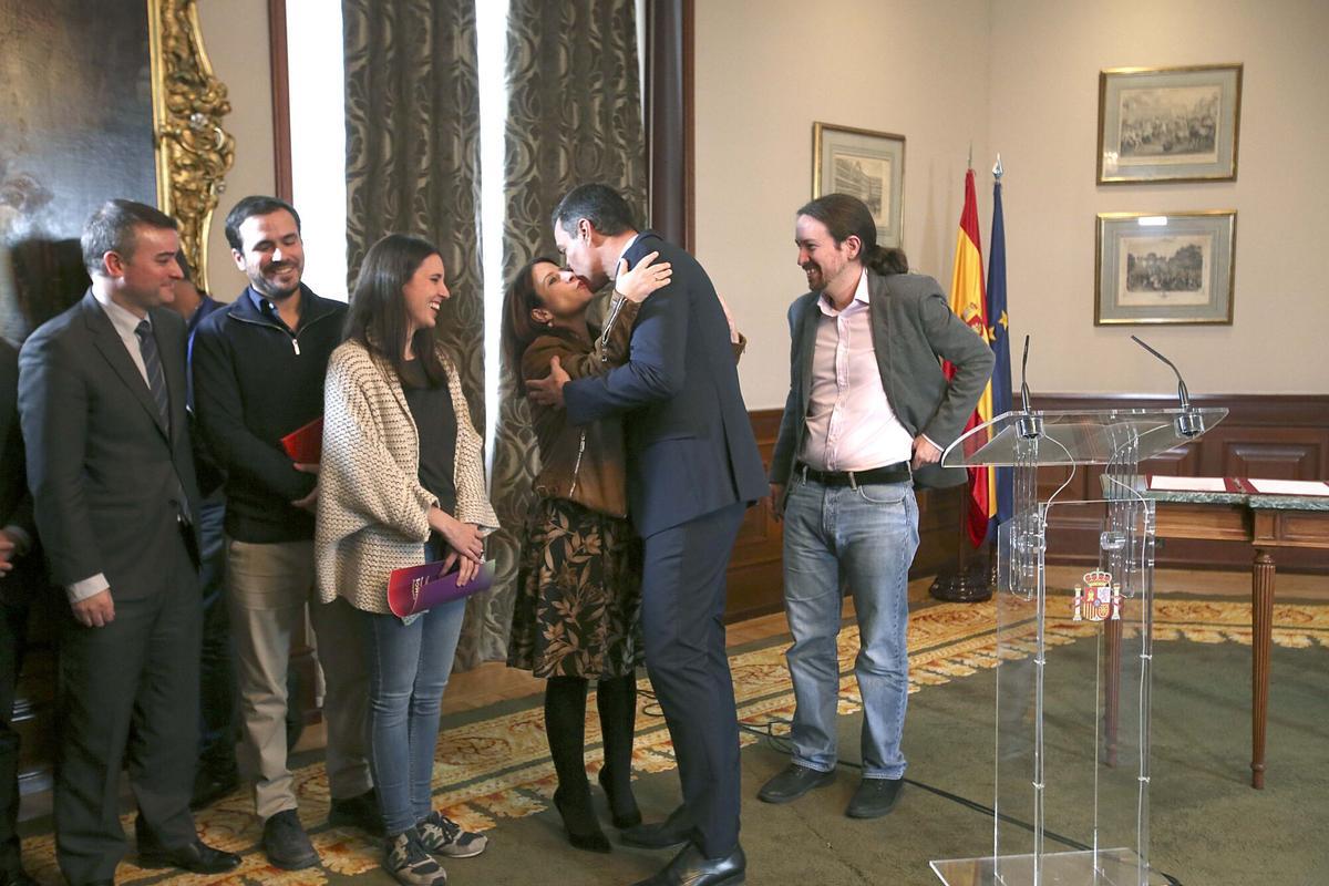 sancMADRID 11/12/2019 POLITIQUE le Président par intérim du Gouvernement Pedro Sánchez et le Secrétaire Général d'Unidas Podemos Pablo Iglesias lors de la déclaration commune qu'ils ont offerte ce midi au Congrès des Députés, dans l'image Sánchez salue Adriana Lastra qui à côté d'elle se trouve Irene Montero, Ivan Redondo. Image DAVID CASTRO
