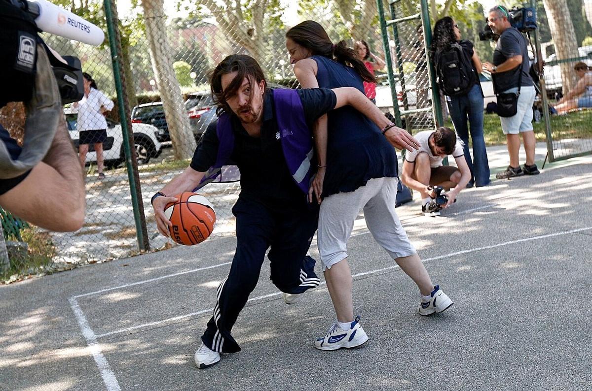 MADRID 25/06/2016 POLITIQUE Le secrétaire général d'Unidos Podemos Pablos Iglesias joue un match de basket-ball dans la ville universitaire avec une partie de son équipe pendant la journée de réflexion. Image DAVID CASTRO