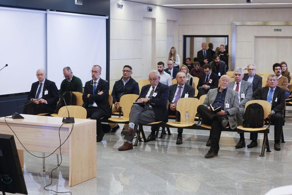 L'ancien ministre de l'Intérieur, Jorge Fernández Díaz ; son numéro deux, Francisco Martínez ; l'ancien DAO de la Police Nationale Eugenio Pino et l'ancien chef des Affaires Internes de la Police Nationale Marcelino Martín Blas, lors du premier jour du procès de l'Opération Cuisine.