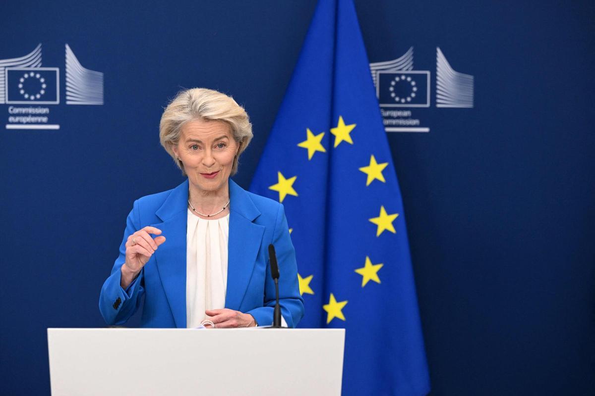 La présidente de la Commission, Ursula von der Leyen, lors de sa comparution ce lundi.