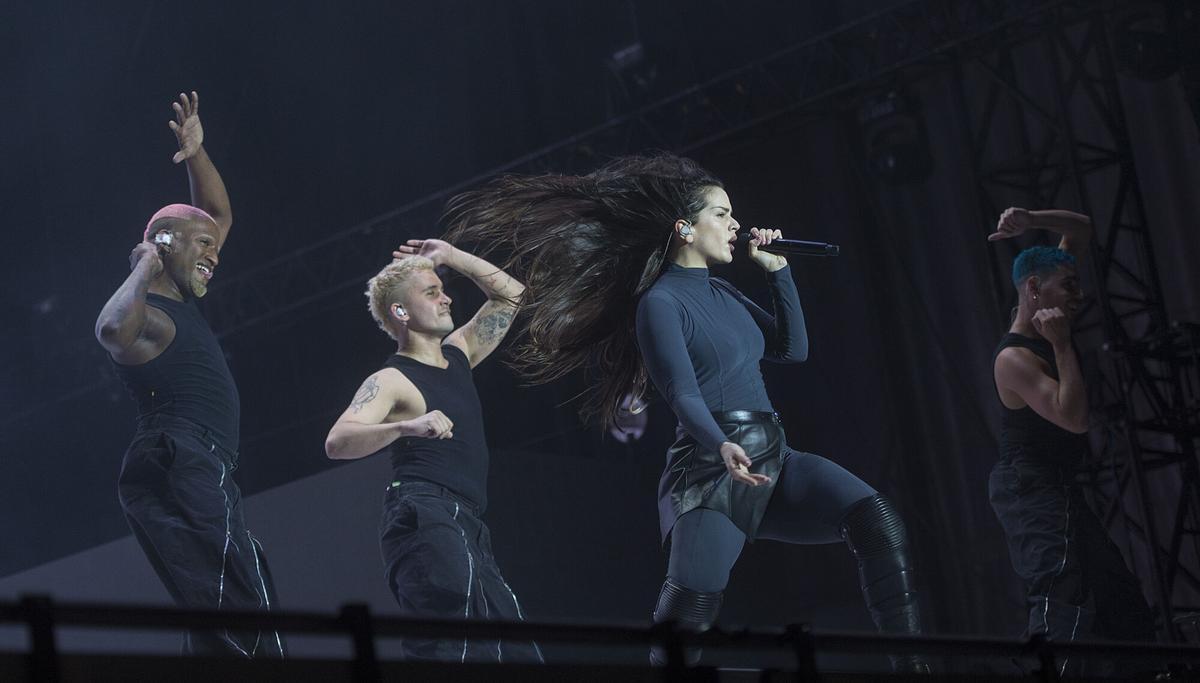 Le danseur Sam Vázquez, deuxième en partant de la gauche, lors de la prestation de Rosalía au Primavera Sound pour la tournée « Motomami »