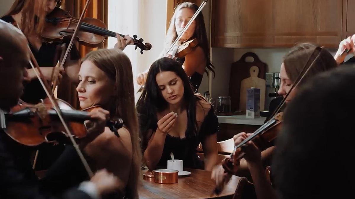 Rosalía, dans une image du clip vidéo