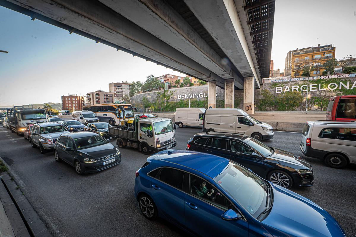 Barcelone, 15/04/2026 Barcelone. Accès via Meridiana (heure de pointe à 8 heures du matin) Important trafic aux heures de pointe à l'entrée de Barcelone sur l'avenue Meridiana, dans la section entre Fabra i Puig et le Pont de Sarajevo. Contexte de forte congestion. AUTEUR : MANU MITRU