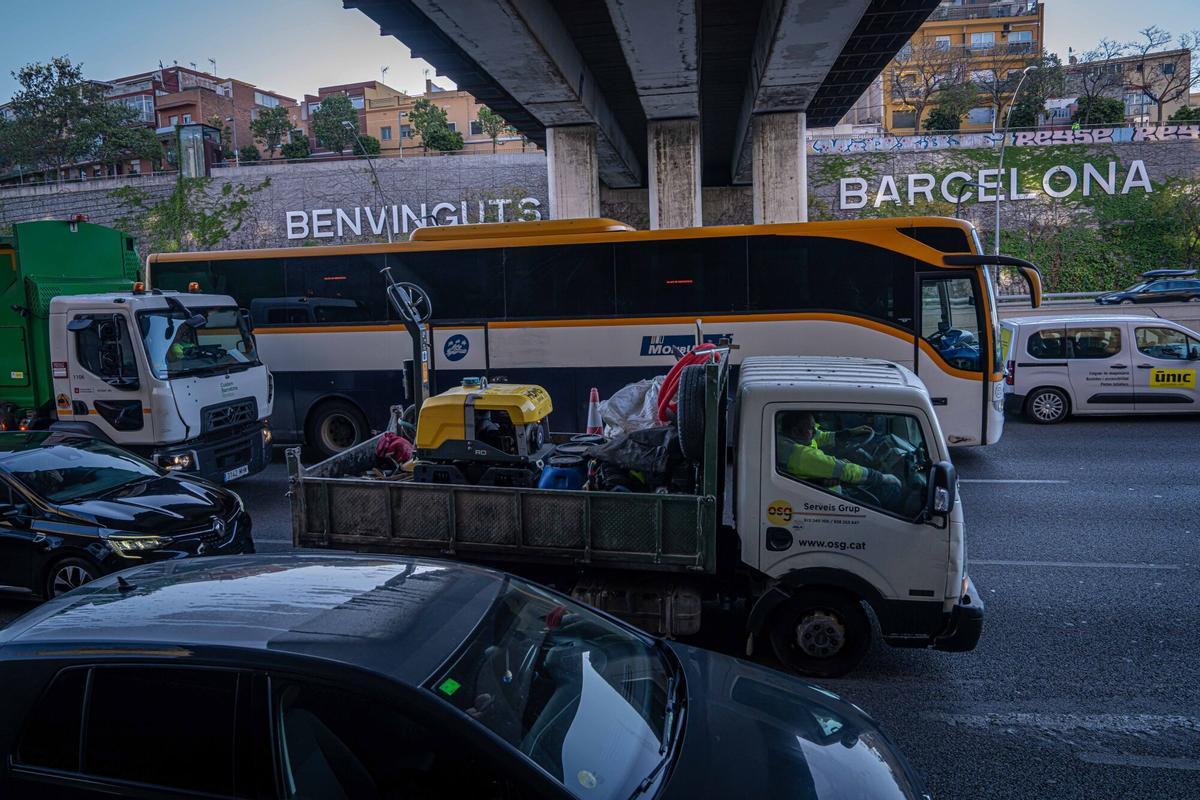 Barcelone, 15/04/2026 Barcelone. Accès via Meridiana (heure de pointe à 8 heures du matin) Important trafic aux heures de pointe à l'entrée de Barcelone sur l'avenue Meridiana, dans la section entre Fabra i Puig et le Pont de Sarajevo. Contexte de forte congestion. AUTEUR : MANU MITRU
