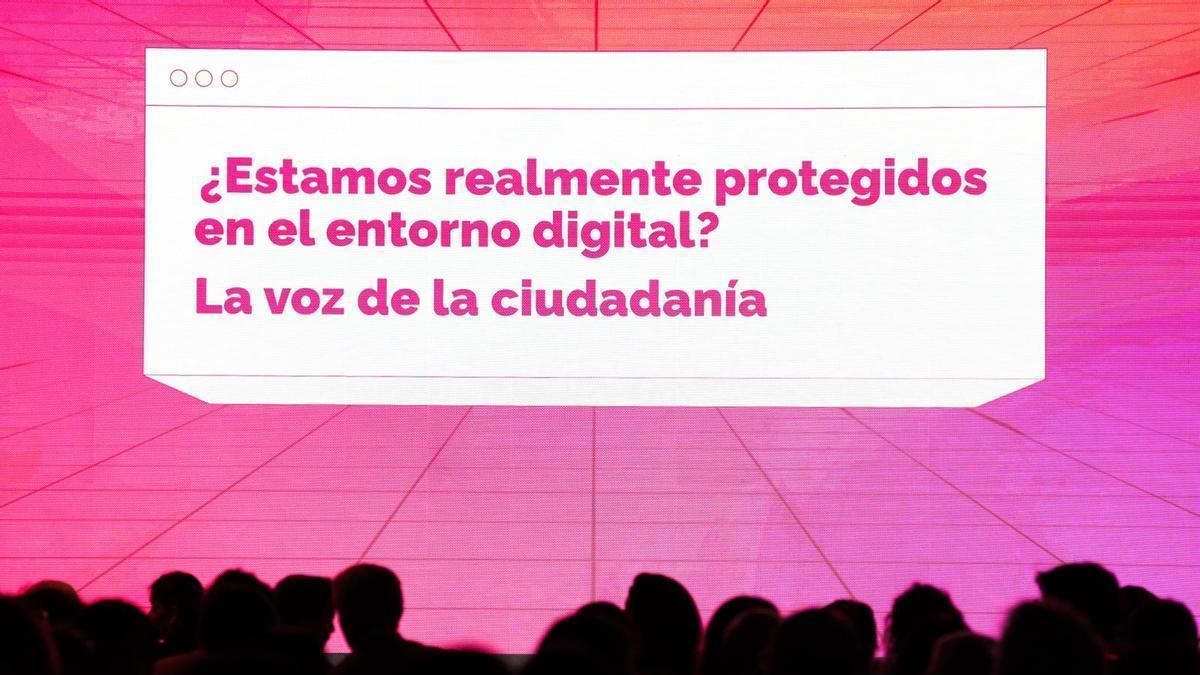 Un nouveau congrès exige de Barcelone un nouvel Internet plus sain pour les mineurs