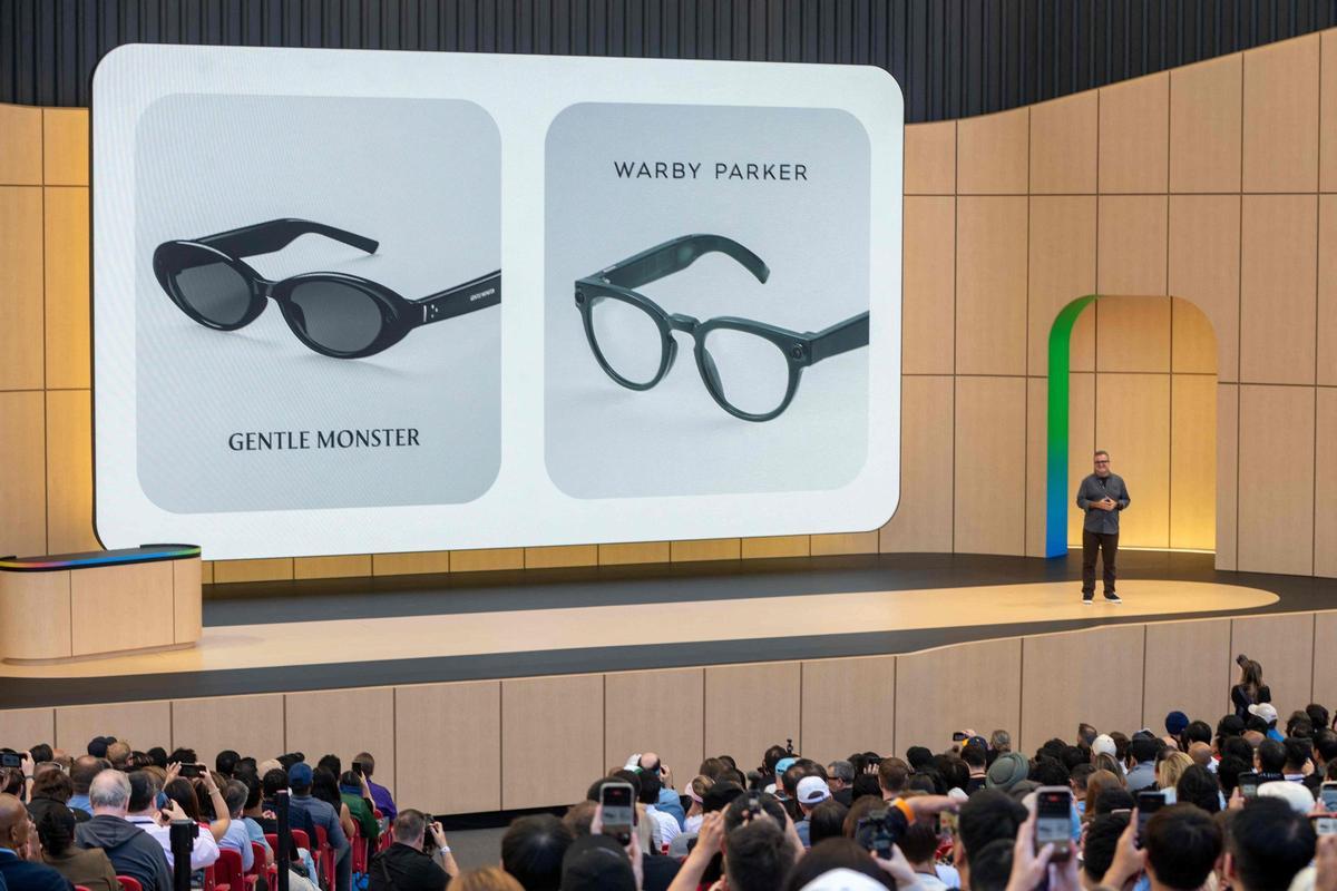 Sharam Izadi, vice-présidente et directrice générale de la réalité mixte de Google, annonce le lancement de lunettes intelligentes.