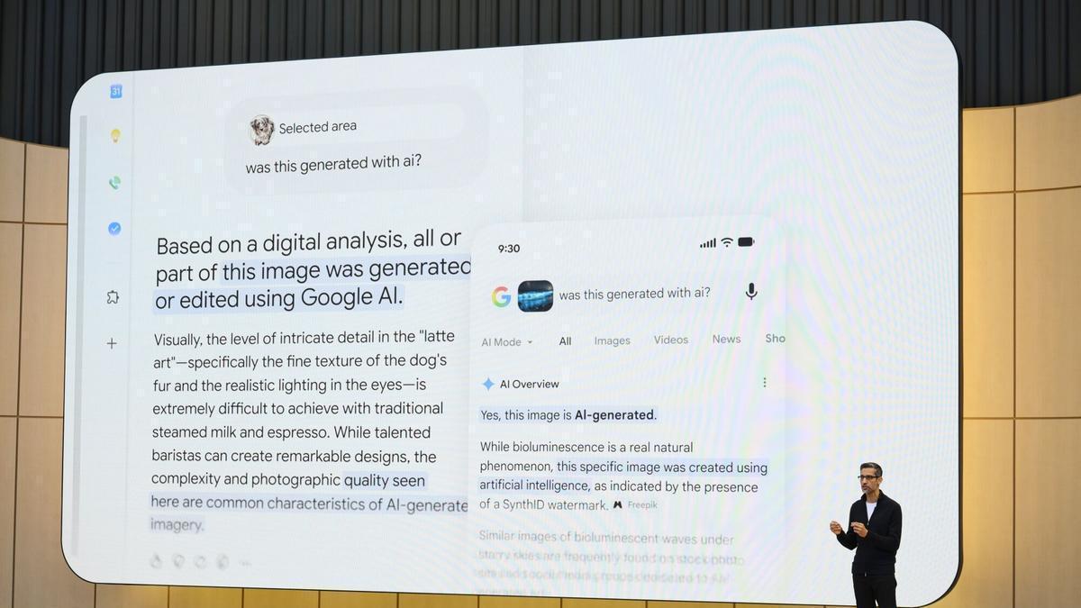Sundar Pichai, director ejecutivo de Alphabet, presentando el cambio en la caja del buscador de Google durante la conferencia Google I/O.