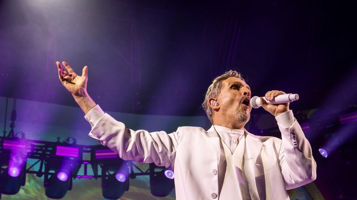 Miguel Bosé en uno de sus conciertos de la gira