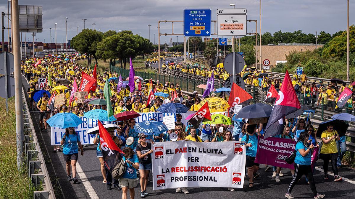 Los profesores en huelga cortan la Ronda Litoral de Barcelona durante su jornada de protesta