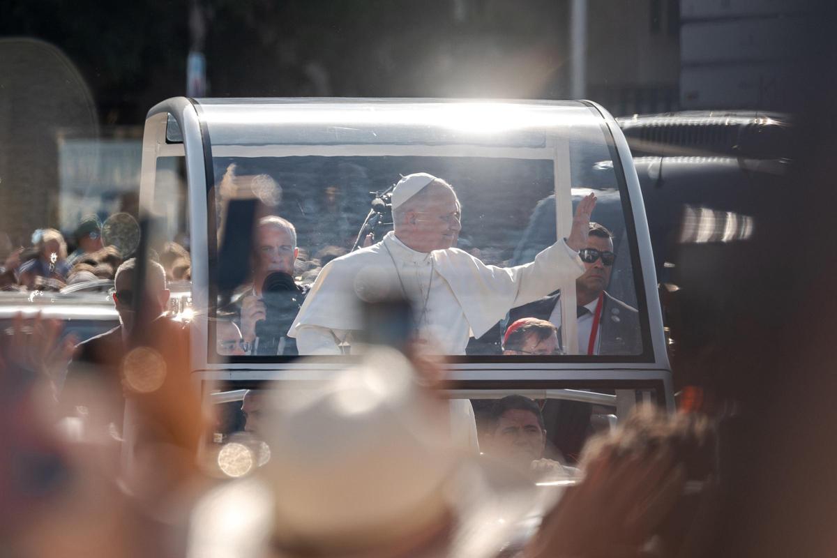 Le pape Léon XIV salue depuis la papamobile, sur la Place Colón