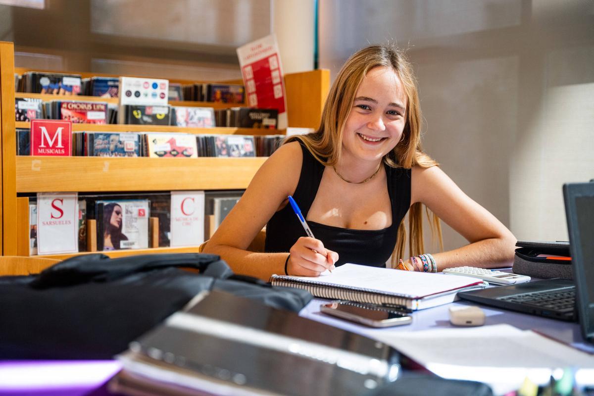 Alba Gómez (18 ans) se prépare à l'examen de sélection de 2026, marqué par des grèves des professeurs de l'enseignement public et des bibliothèques. Barcelone. 03/06/2026. Société. AUTEUR : Marc Asensio