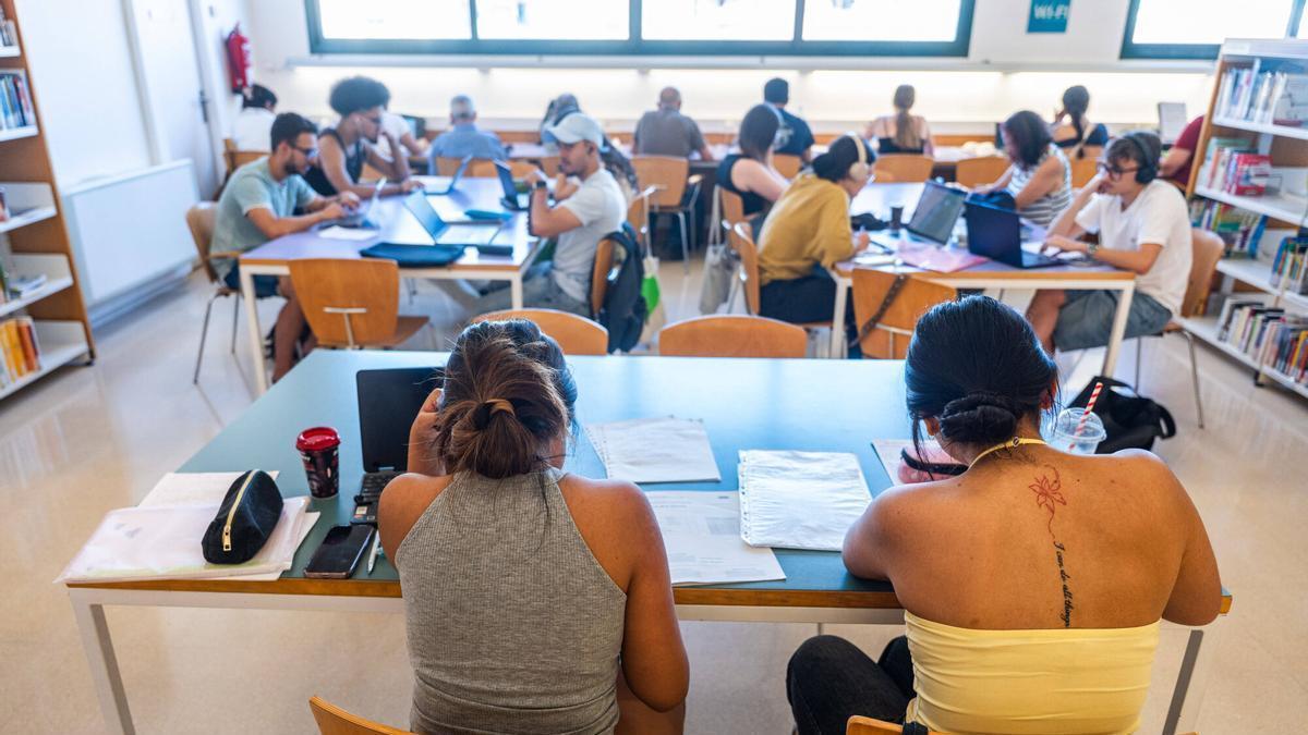Estudiantes se preparan para la selectividad en la biblioteca Josep Janés de L