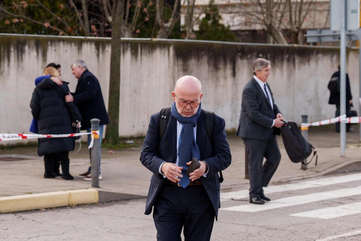 L'avocat Gonzalo Boye à sa sortie du Tribunal National, le 12 février 2025, à San Fernando, Madrid (Espagne). Dans cette nouvelle séance du procès, dans laquelle la Troisième Section de la Chambre Criminelle juge Sito Miñanco ainsi que l'avocat Gonzalo