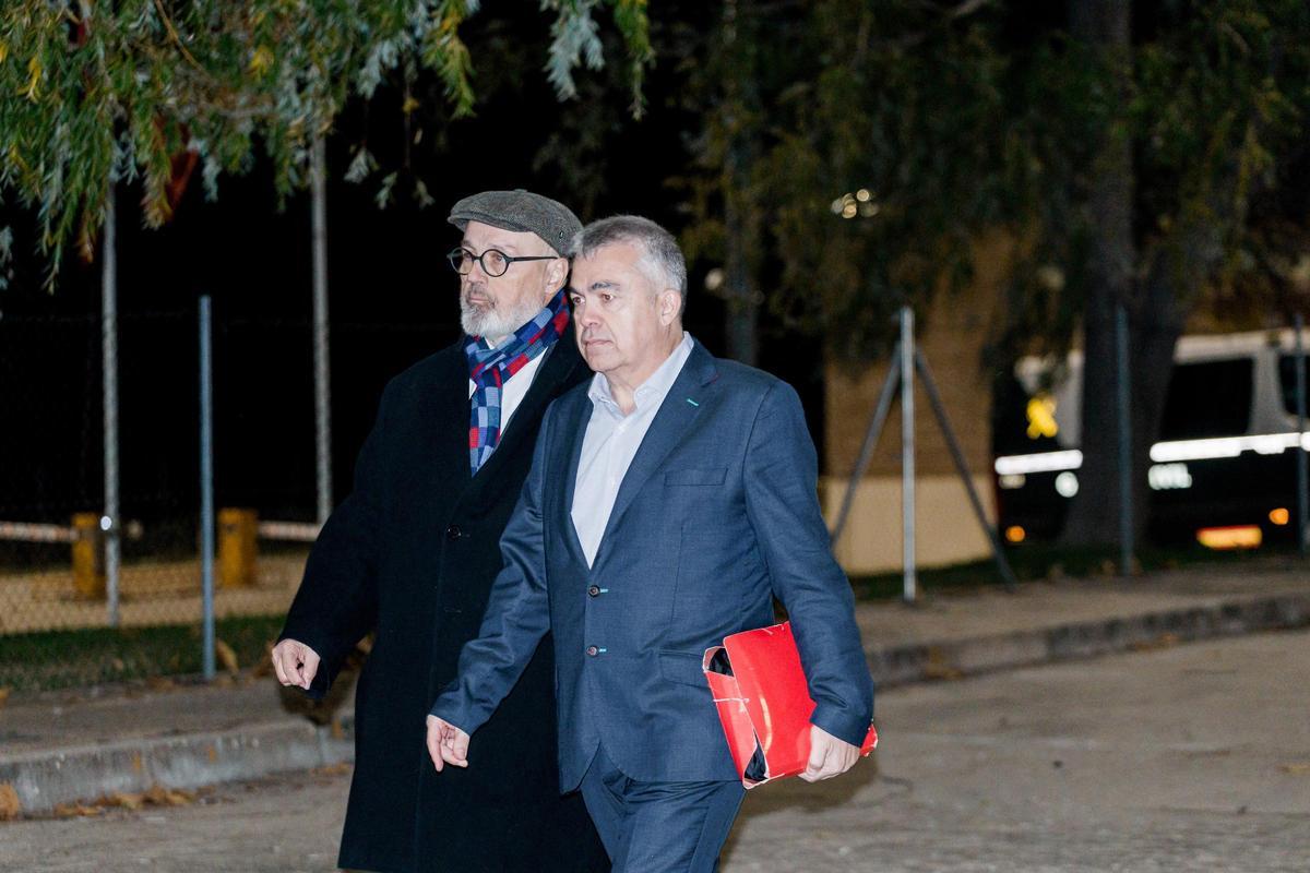 L'ancien secrétaire d'organisation du PSOE Santos Cerdán (à droite), avec son avocat Jacobo Teijelo (i) à sa sortie de la prison de Soto del Real, le 19 novembre 2025, à Soto del Real, Madrid (Espagne).