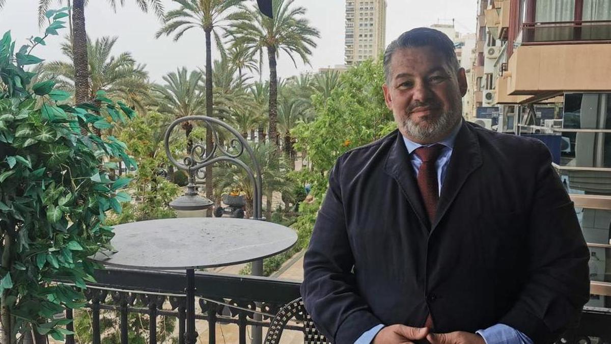 Javier Fadón, en la terraza del Real Liceo Casino de Alicante, donde recientemente participó en unas jornadas de detectives privados.