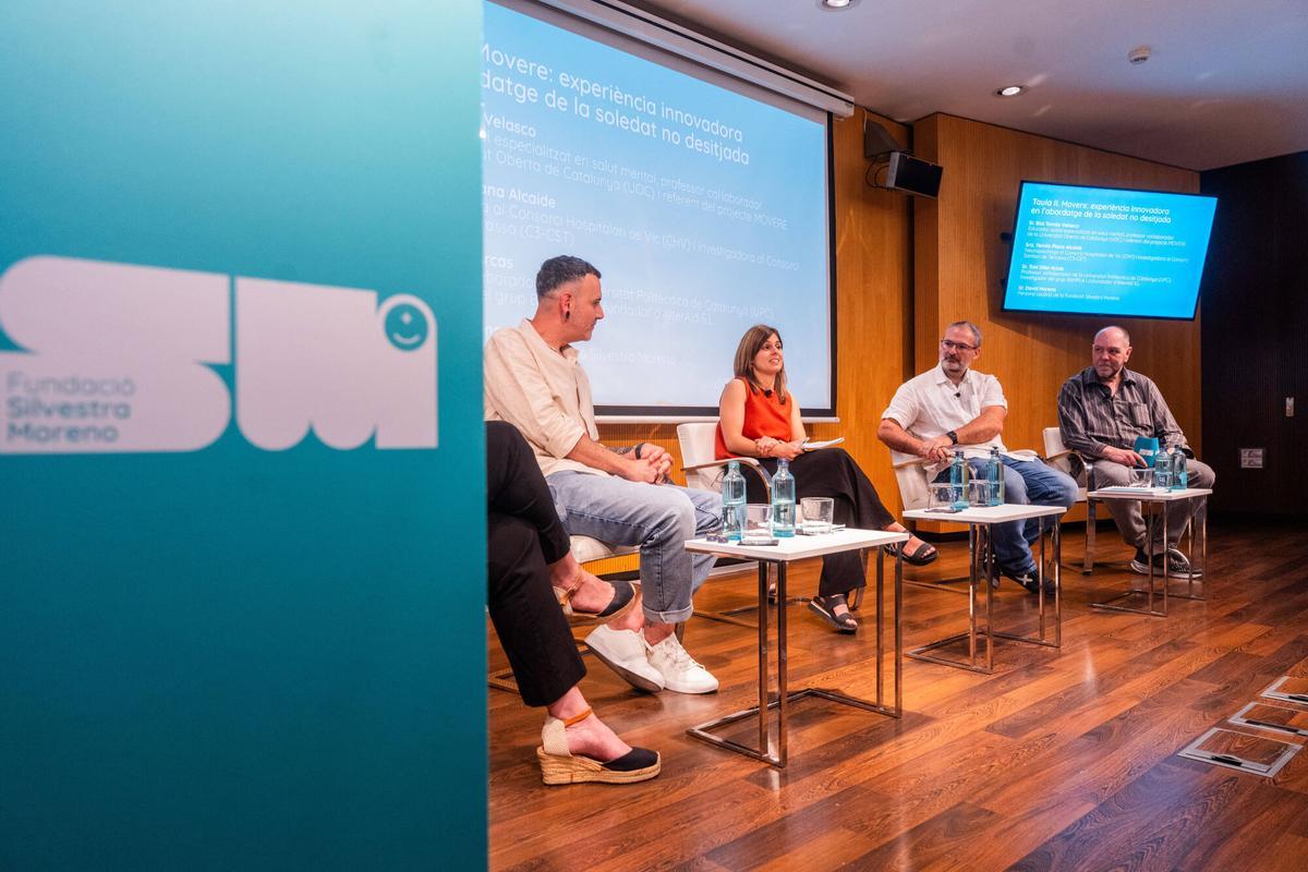 De gauche à droite : Blai Tomàs Velasco, éducateur social, Yemila Plana Alcaide, neuropsychologue, Toni Oller Arcos, professeur et chercheur, et David Moreno, utilisateur de Movere, lors de la conférence sur la solitude non désirée, organisée par la Fondation Silvestra Moreno, au Palau Macaya. Barcelone. 29/05/2026. Société. AUTEUR : Marc Asensio