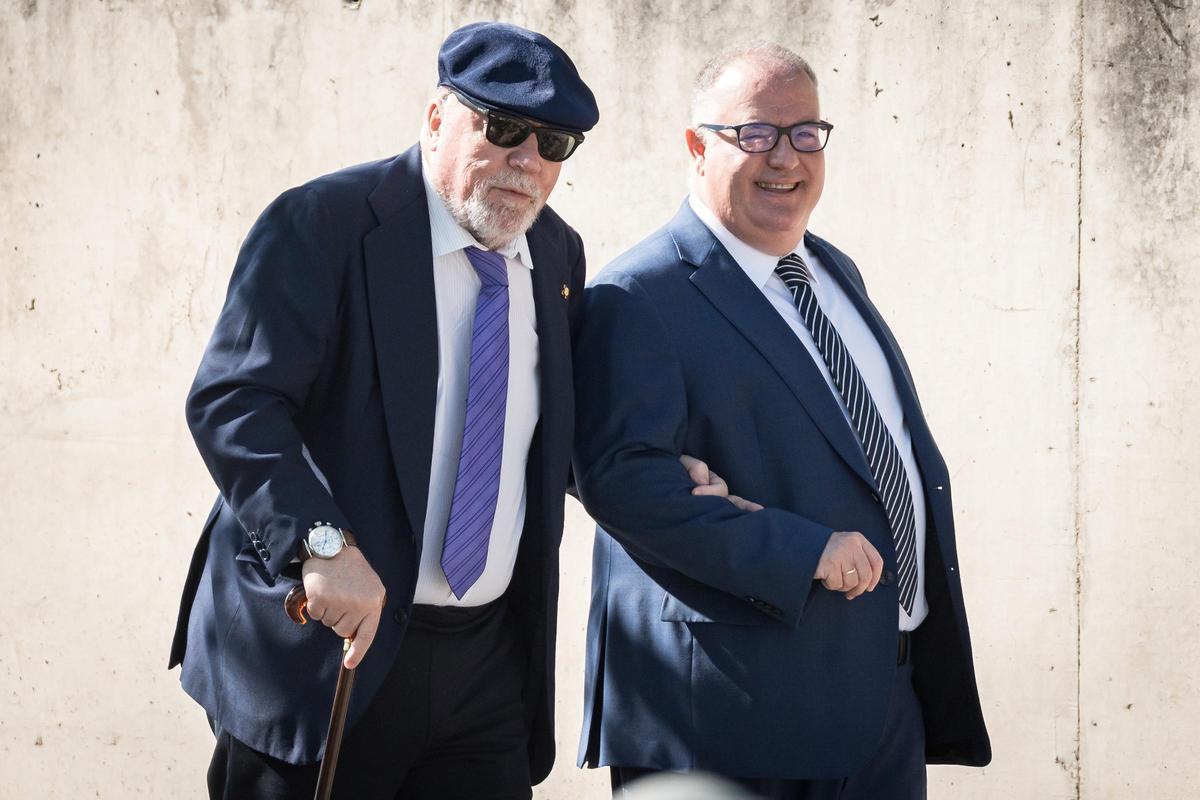 L'ancien commissaire José Manuel Villarejo, à son arrivée au Tribunal national, le 1er juin 2026, à San Fernando de Henares, Madrid (Espagne).