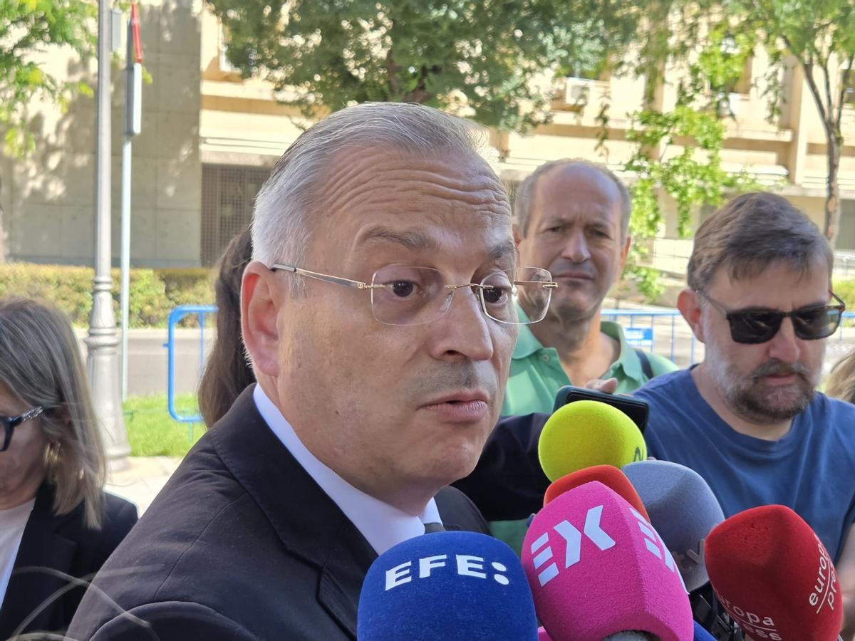 Le secrétaire général et avocat de Hazte Oír, Javier María Pérez, s'adresse aux médias après la conclusion du procès pour l'embauche de David Sánchez à la Députation Forale de Badajoz