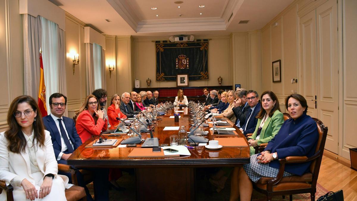 La presidenta del Tribunal Supremo y del Consejo General del Poder Judicial, Isabel Perelló (c), preside el primer pleno del nuevo Poder Judicial, en la sede del CGPJ