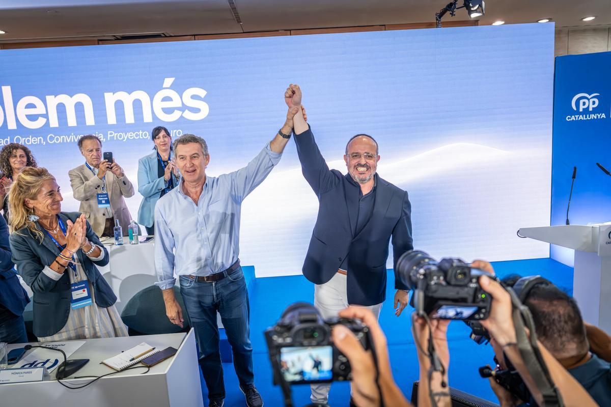 Le président du Parti populaire, Alberto Núñez Feijóo, célèbre avec le président du PP de Catalogne, Alejandro Fernández, sa réélection à la tête du parti lors du congrès tenu ce samedi. Barcelone, 27 juin 2026. AUTEUR : MANU MITRU | CPE