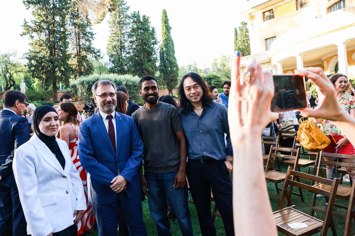 Fátima, Delwar et Qin, avec le ministre de la Politique linguistique, Francesc Xavier Vila