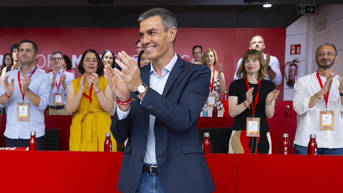Pedro Sánchez recibe el aplauso del Comité Federal tras su intervención.