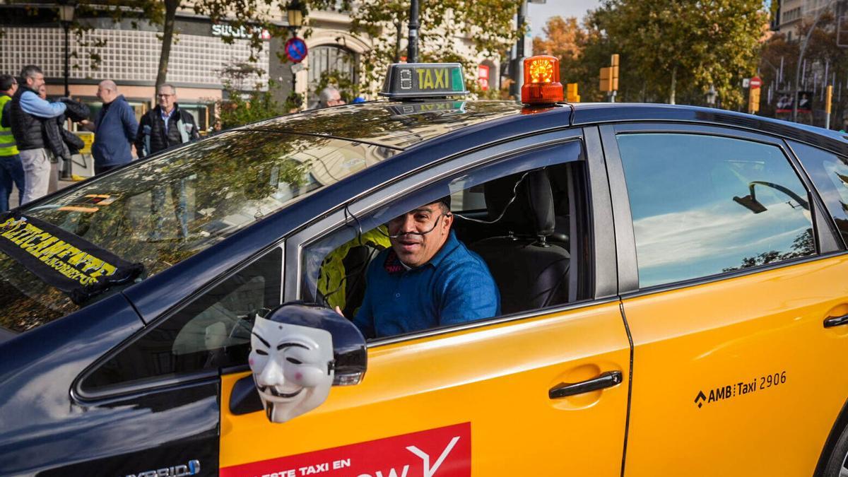 Un taxista que trabaja para una de las plataformas de intermediación.