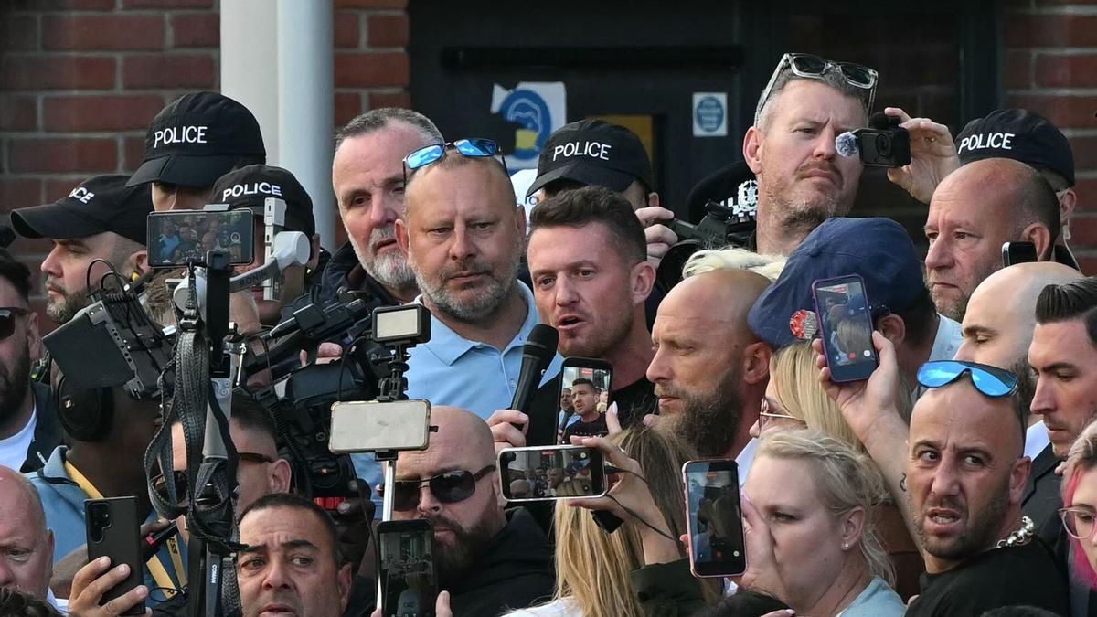 El activista ultra Tommy Robinson se dirige a los manifestantes durante una protesta contra la actuación policial en la detención de Henry Nowak, que murió tras ser apuñalado por un hombre sij, frente a la comisaría de Southampton el pasado 2 de junio.