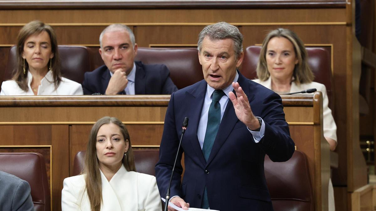 El presidente del Partido Popular, Alberto Núñez Feijóo, interviene durante una sesión de control al Gobierno, en el Congreso de los Diputados, a 17 de junio de 2026, en Madrid (España).