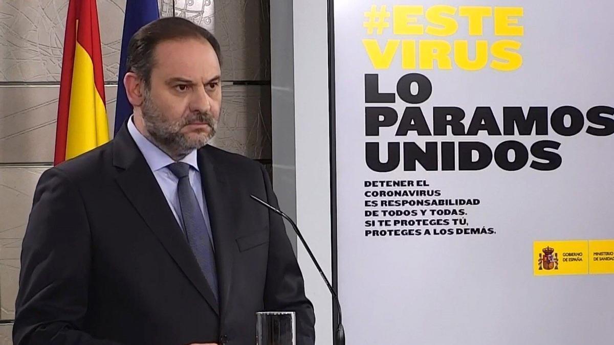 Imagen del el ministro de Transportes, José Luis Ábalos, durante una rueda de prensa en el Palacio de La Moncloa, durnate el primer estado de alarma, el 30 de marzo de 2020.