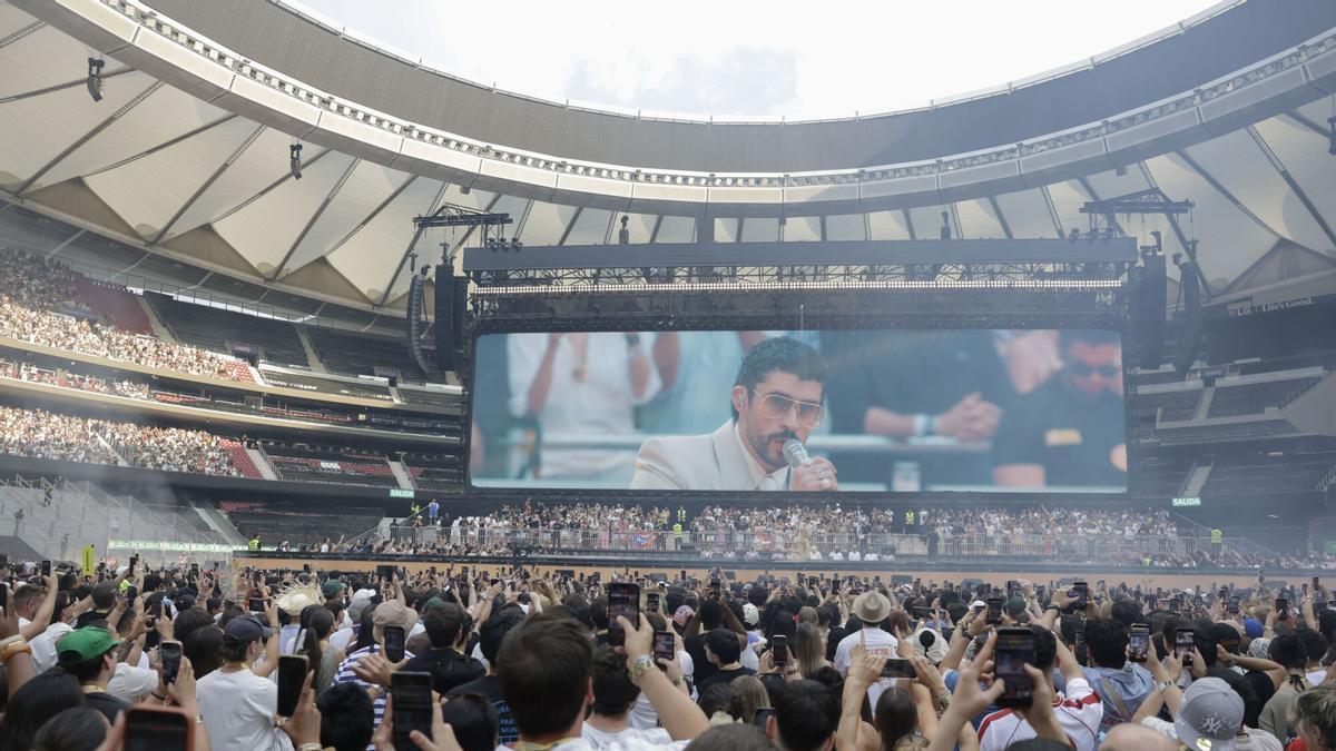 Asistentes al concierto del cantante y compositor puertorriqueño Bad Bunny