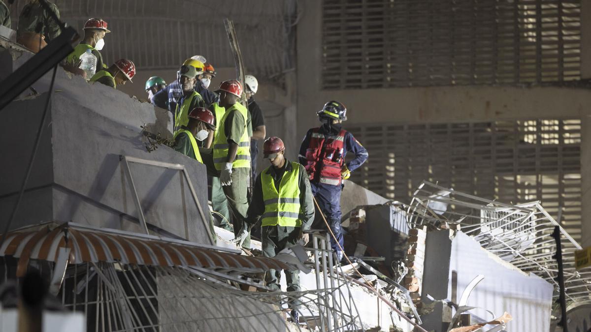 Equipos de rescate buscan entre los escombros en Caracas (Venezuela) tras los dos fuertes seísmos de este jueves.