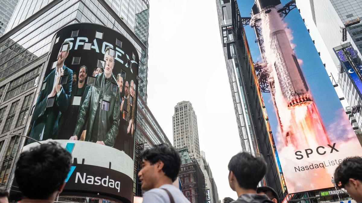 Elon Musk, fundador de SpaceX, aparece en una pantalla de Times Square durante la salida a bolsa (OPV) de la empresa en el Nasdaq MarketSite de Nueva York, EE. UU., el viernes 12 de junio de 2026.