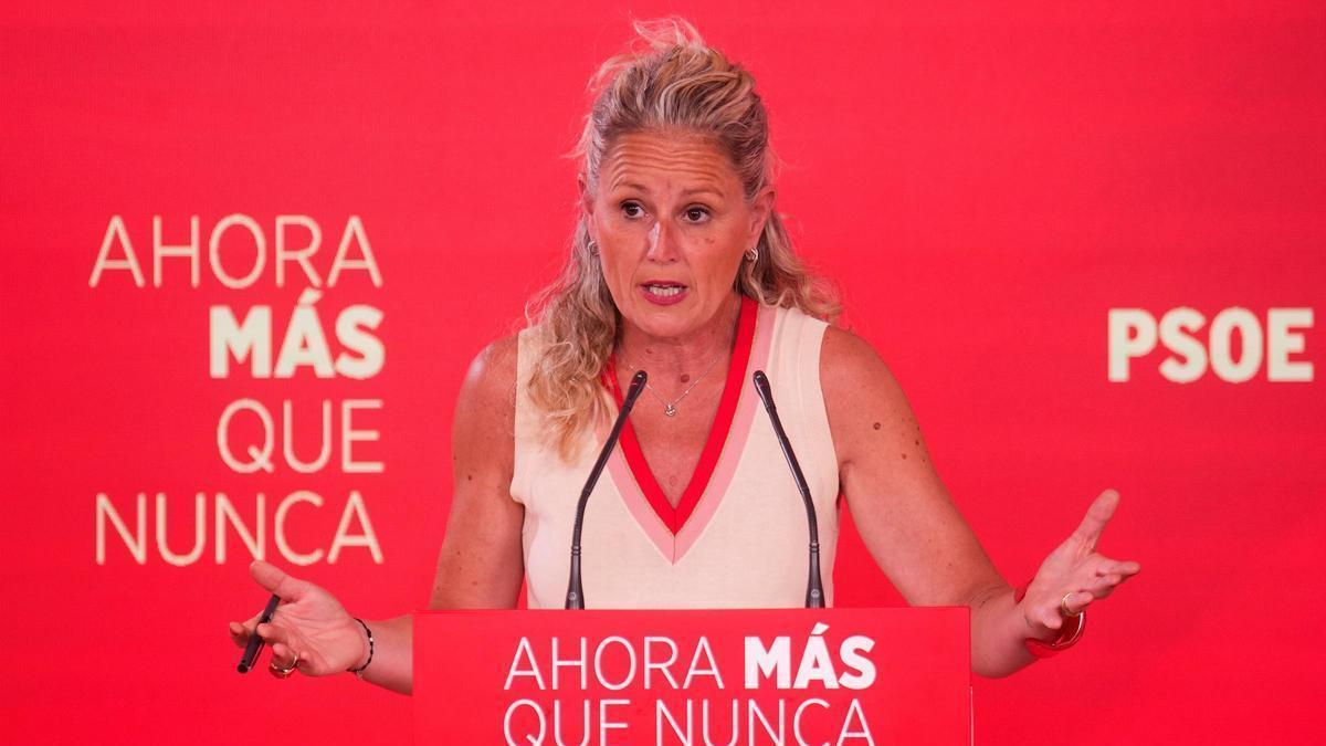 La portavoz del PSOE, Montse Mínguez, en una rueda de prensa.