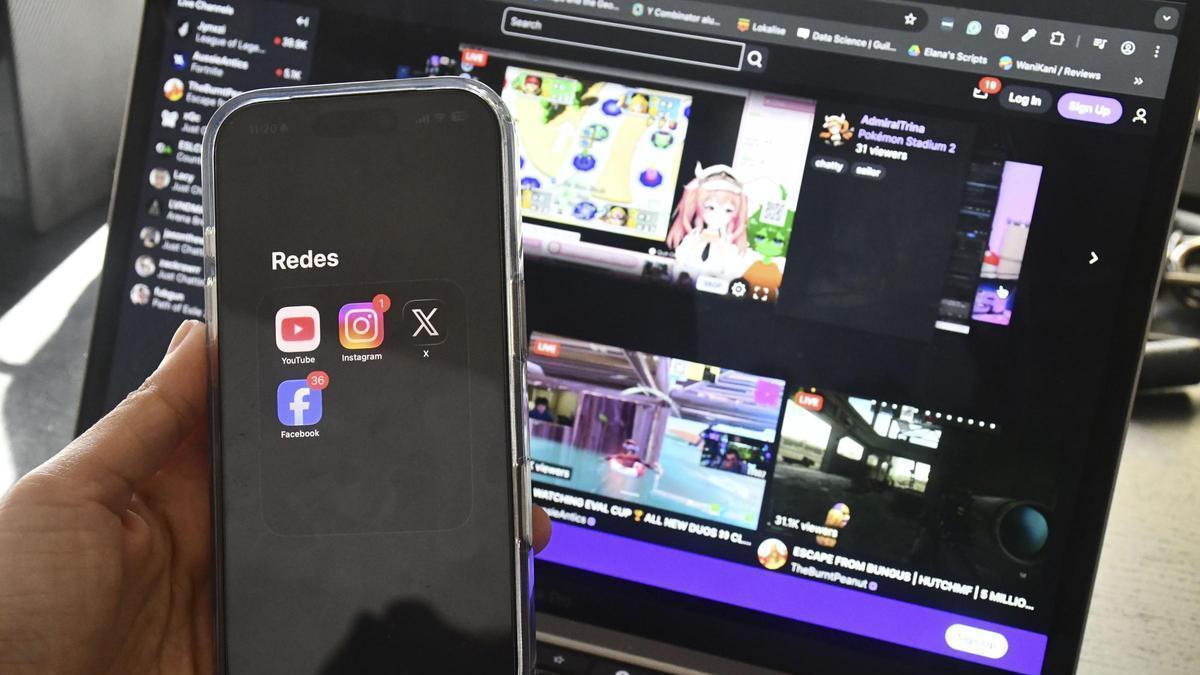 Redes sociales en un móvil y en un ordenador.