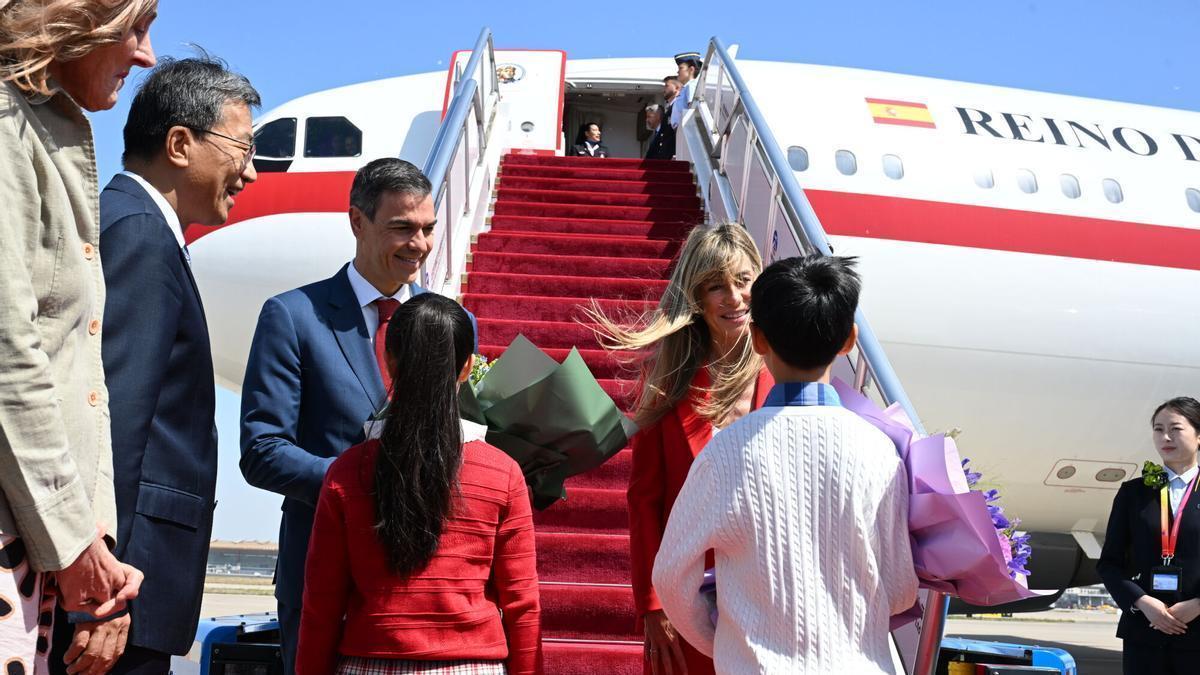 El presidente del Gobierno, Pedro Sánchez, acompañado de su esposa Begoña Gómez, a su llegada a Pekín el pasado 11 de abril para una visita oficial.