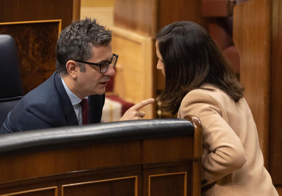 Dossier - Le ministre de la Présidence, de la Justice et des Relations avec la Cour, Félix Bolaños, s'adressant au secrétaire général de Podemos, Ione Belarra, lors d'une séance plénière