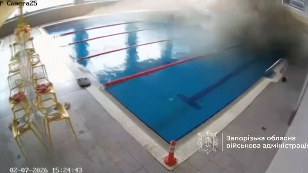 El momento en el que un dron ruso destruye una piscina con gente en Zaporiya