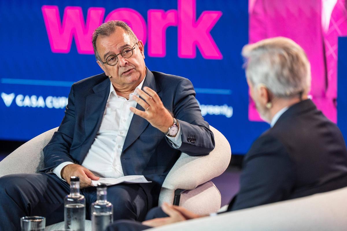 Le président du Gouvernement d'Aragon, Jorge Azcón, et Albert Sáez, directeur du contenu de Prensa Ibérica, participent à une réunion du cycle Afterwork organisée à Barcelone