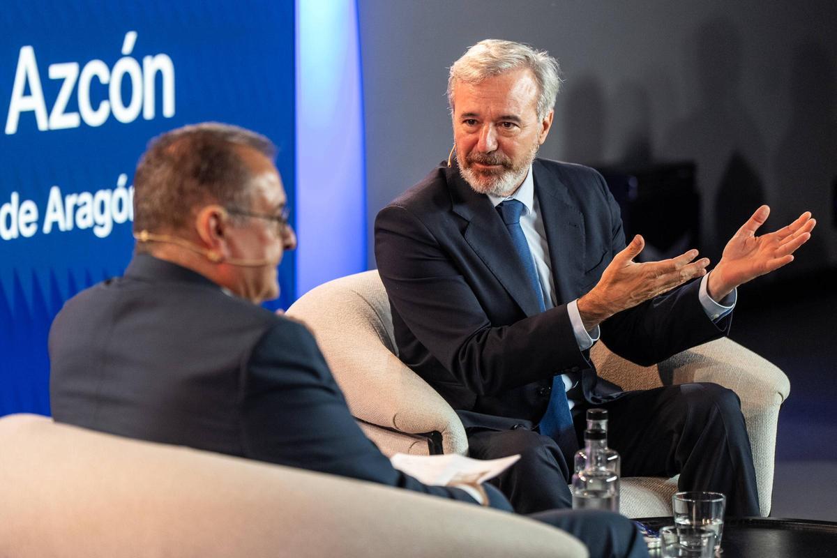 Le président du Gouvernement d'Aragon, Jorge Azcón, et Albert Sáez, directeur du contenu de Prensa Ibérica, participent à une réunion du cycle Afterwork organisée à Barcelone