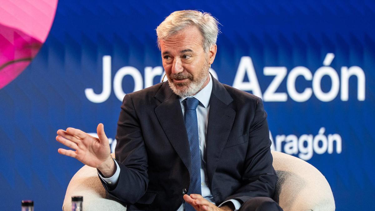 El presidente del Gobierno de Aragón, Jorge Azcón, y Albert Sáez, director de Contenidos de Prensa Ibérica, participan en un encuentro del ciclo Afterwork celebrado en Barcelona