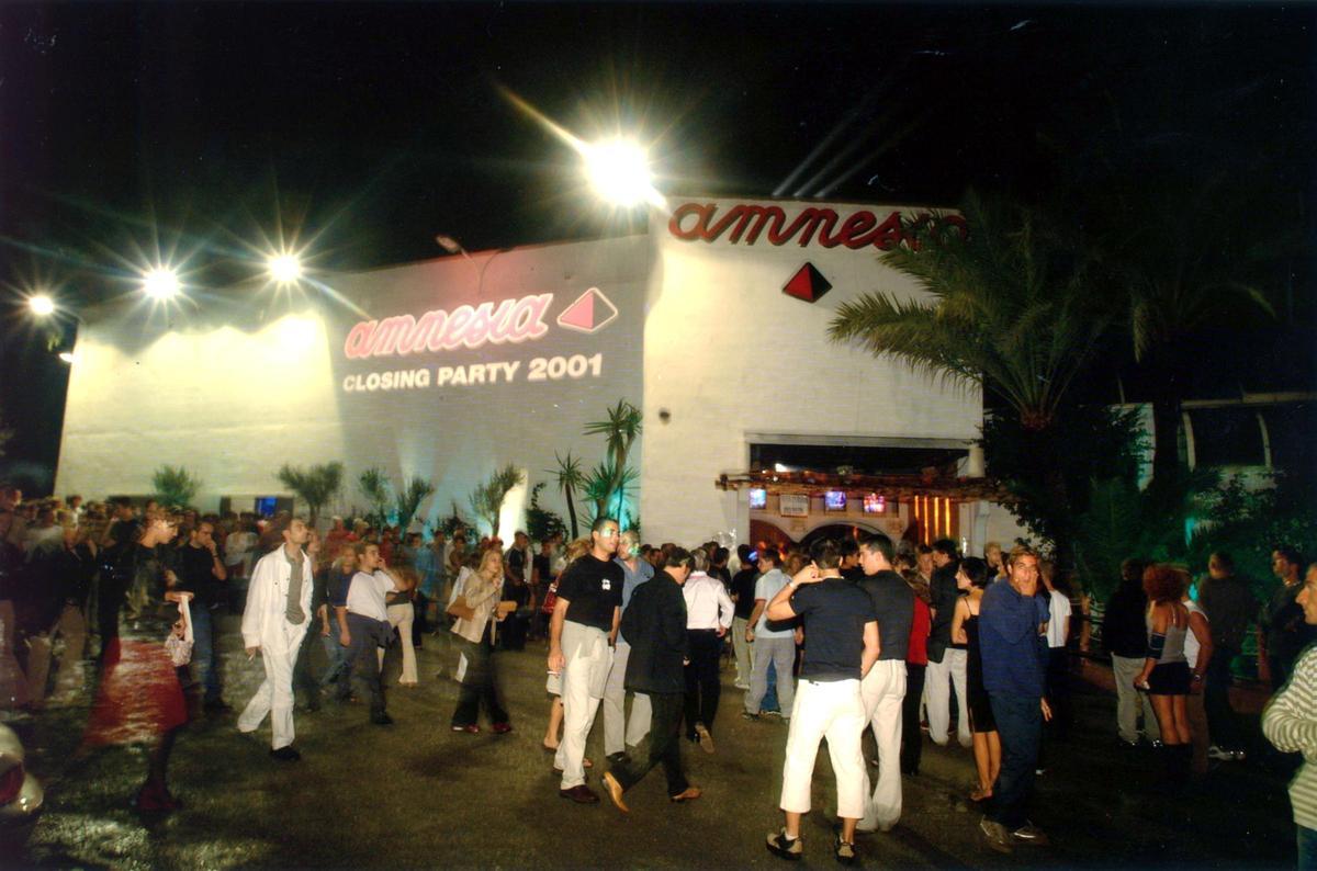 Amnesia, déjà consolidée comme discothèque, lors de la soirée de clôture en 2001.
