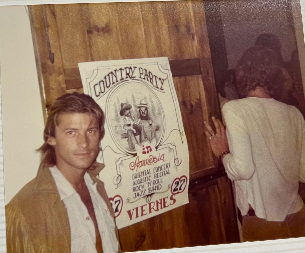Javier Sandoval, premier directeur d'Amnesia lors d'une fête l'été de l'année de son ouverture, 1976
