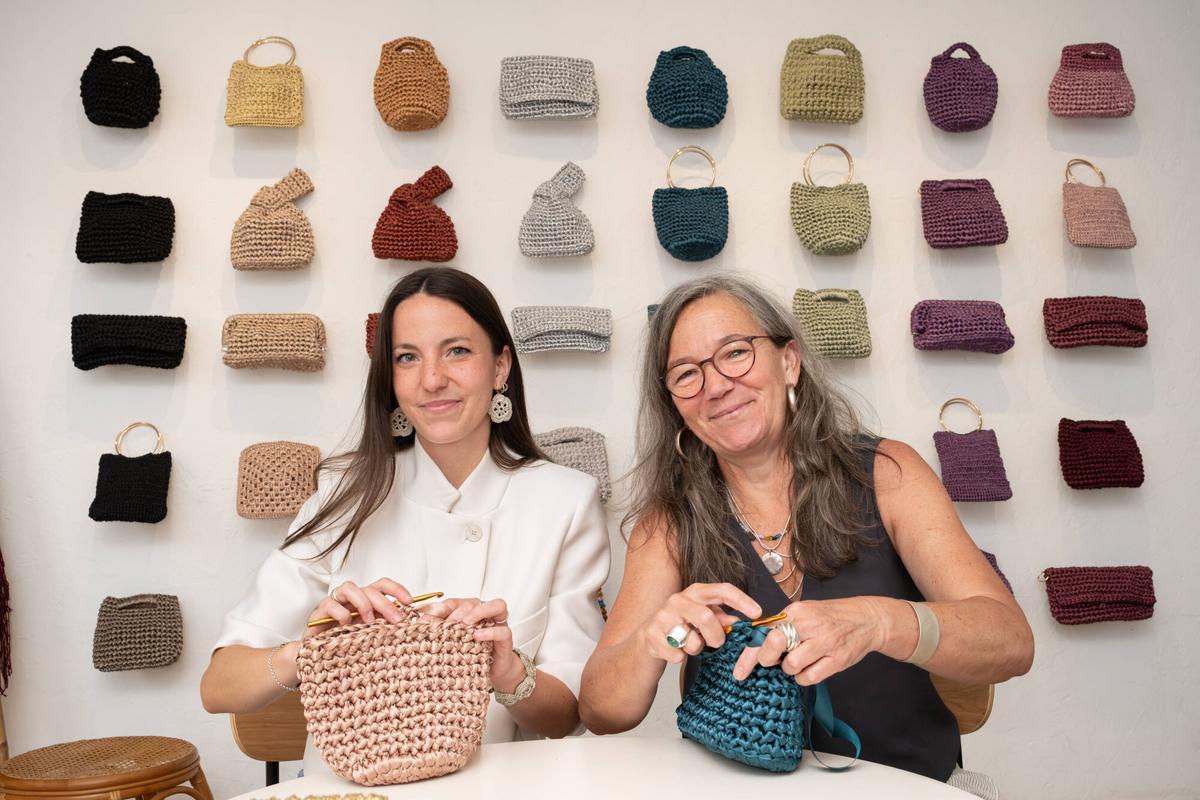 Créatrices, mère et fille, de la marque MADREMÍA, dans leur boutique de sacs, ponchos et accessoires au crochet