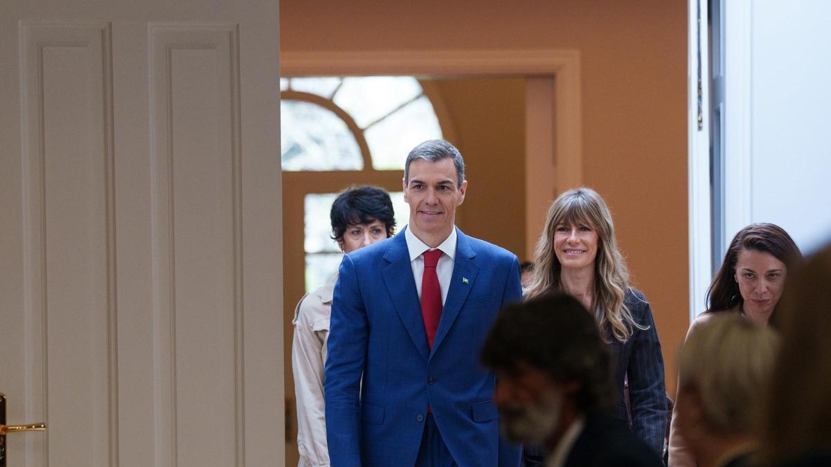 Archivo - El presidente del Gobierno, Pedro Sánchez  y  su mujer,  Begoña Gómez, en un acto en Moncloa.